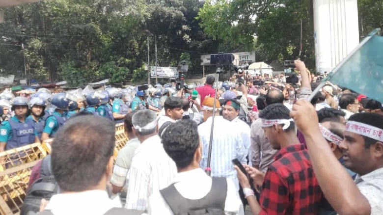শিক্ষকদের ‘শাহবাগ ব্লকেড’ আটকে দিল পুলিশ