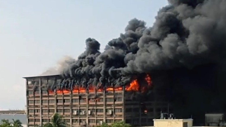 চট্টগ্রামে পোশাক কারখানায় আগুন, নিয়ন্ত্রণে ৪ ইউনিট