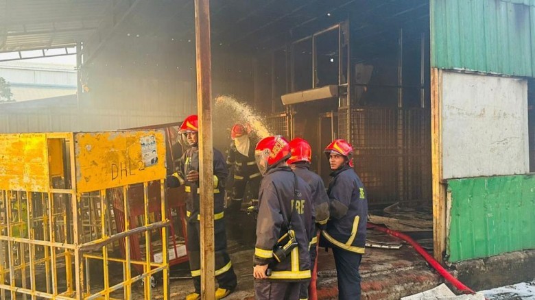 সম্পূর্ণ নিভল কার্গো ভিলেজের আগুন