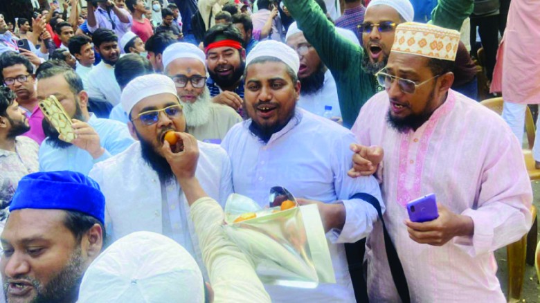 হাসিনার মৃত্যুদণ্ডের রায়ে উল্লাস ও মিষ্টি বিতরণ