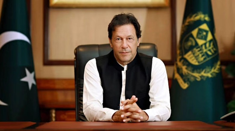 দেশ ছাড়তে চাপ দেওয়া হচ্ছে ইমরান খানকে