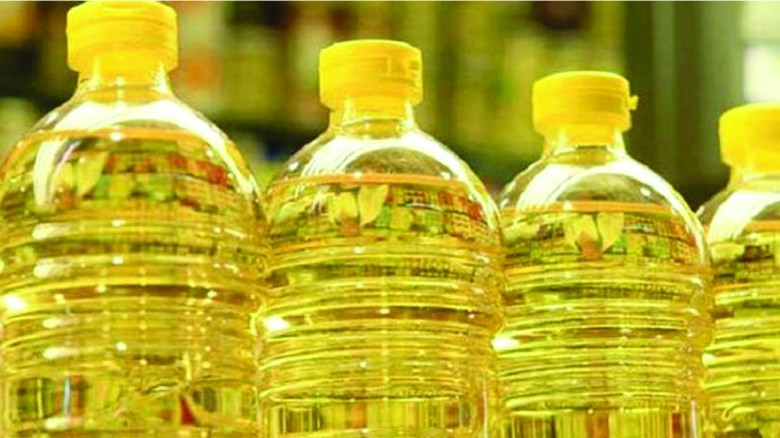 সরকারের হুঁশিয়ারি উপেক্ষা করে বাড়তি দরেই বিক্রি হচ্ছে সয়াবিন তেল