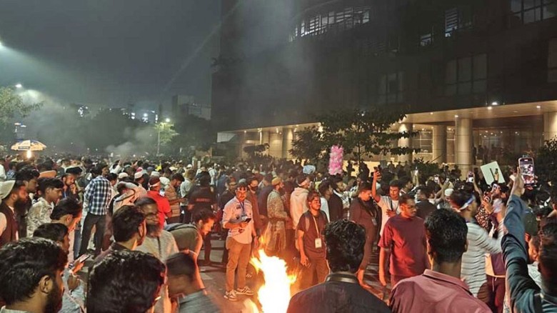 এনইআইআর সংস্কারের দাবিতে বিটিআরসি ঘেরাও, কর্মকর্তাদের অবরুদ্ধ করে আগুন জ্বালিয়ে বিক্ষোভ