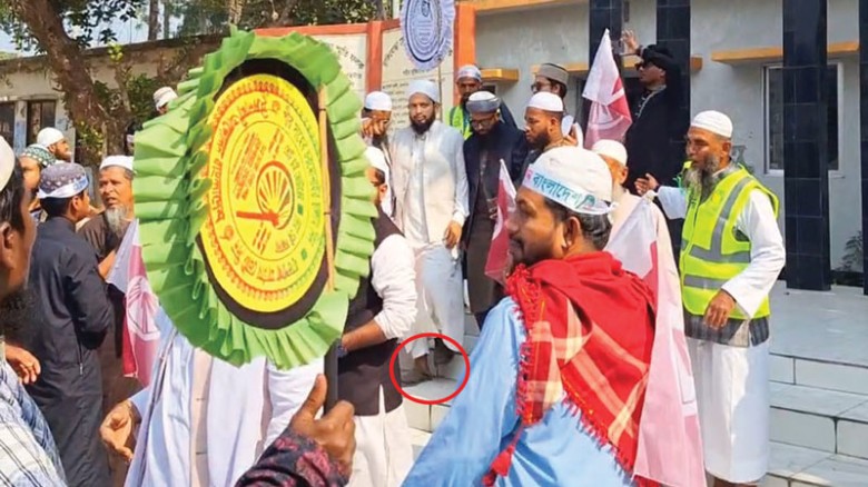 বিজয়ের মাসে জুতা পায়ে শহীদ মিনারে ইসলামী আন্দোলন প্রার্থী, কোটালীপাড়ায় ক্ষোভ
