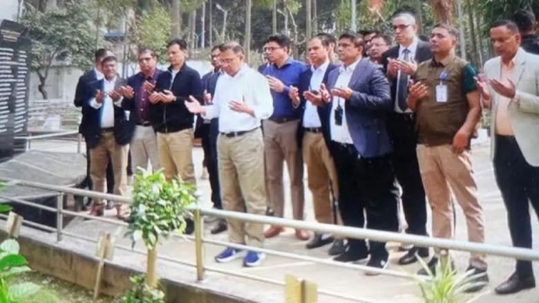 পিলখানায় নিহত সেনাদের কবর জিয়ারত করলেন তারেক রহমান