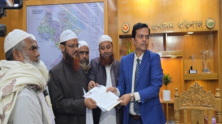 বরিশাল ৫ ও ৬ আসনে মনোনয়নপত্র জমা দিলেন মুফতি ফয়জুল করীম