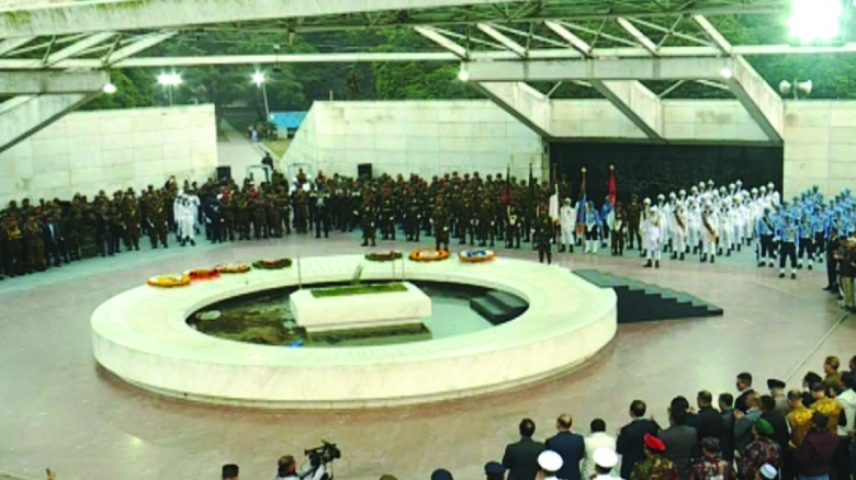 রাষ্ট্রীয় মর্যাদায় স্বামীর কবরের পাশে সমাহিত হলেন খালেদা জিয়া