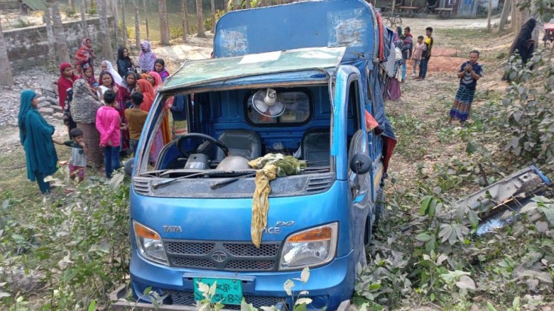 ফরিদপুরে ট্রেন–পিকআপ সংঘর্ষে নিহত ৩, আহত ১০