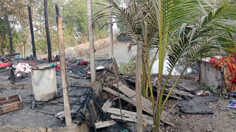 কয়রায় অগ্নিকাণ্ডে ইটভাটা শ্রমিকের বসতঘর ভস্মীভূত