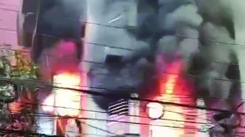 উত্তরায় বহুতল ভবনে অগ্নিকাণ্ডে নিহত ৩, আহত ১৩