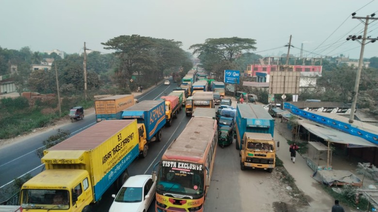 ঢাকা-চট্টগ্রাম মহাসড়কে ১৩ কিলোমিটার যানজট, ভোগান্তিতে যাত্রীরা