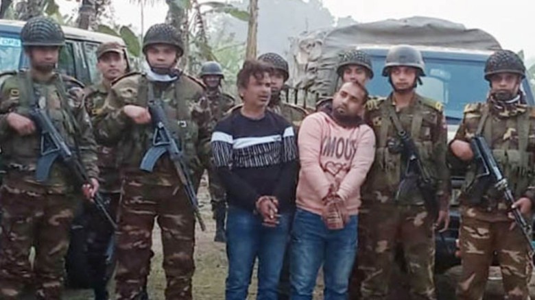 বগুড়ায় সেনাবাহিনীর অভিযানে বিদেশি পিস্তল ও দেশীয় অস্ত্রসহ আটক ২