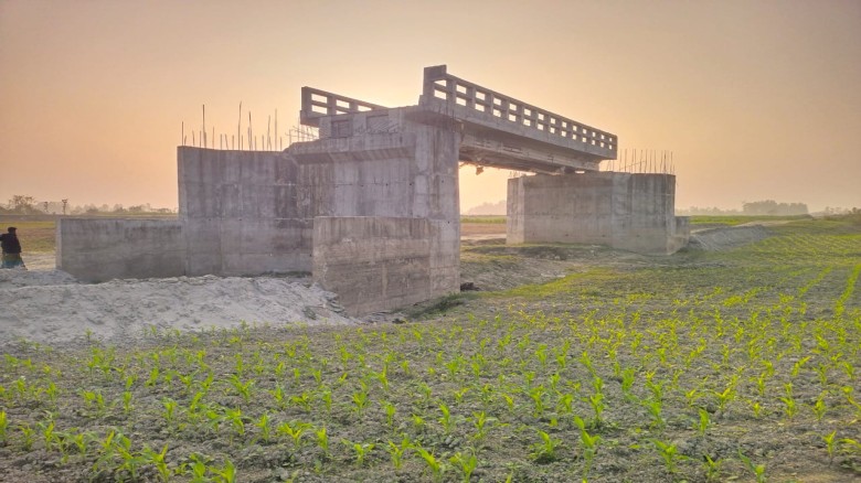দুই বছরেও শেষ হয়নি কাজ, সংযোগ সড়ক ছাড়াই দাঁড়িয়ে আছে গার্ডার ব্রিজ