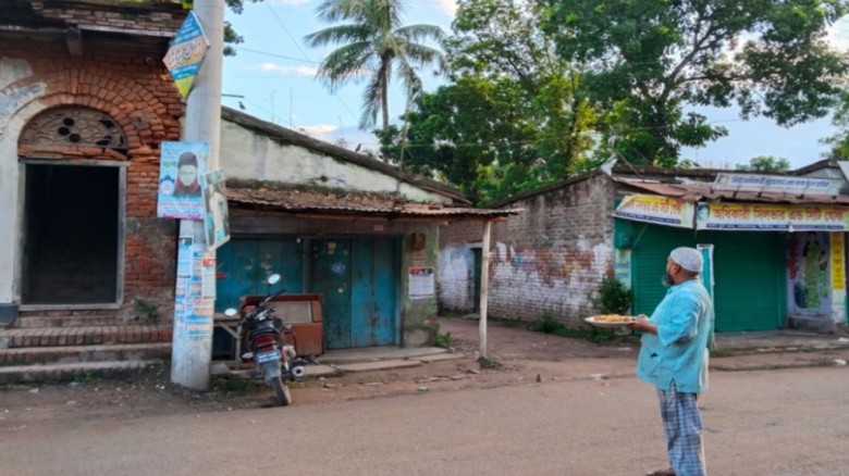 ৯ বছর ধরে ক্ষুধার্ত পাখিদের অন্ন জোগান মোহাম্মদ আলী