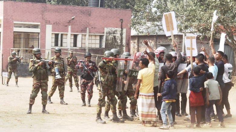 নির্বাচনে সহিংসতা ঠেকাতে ঘোড়াঘাটে যৌথ বাহিনীর মহড়া