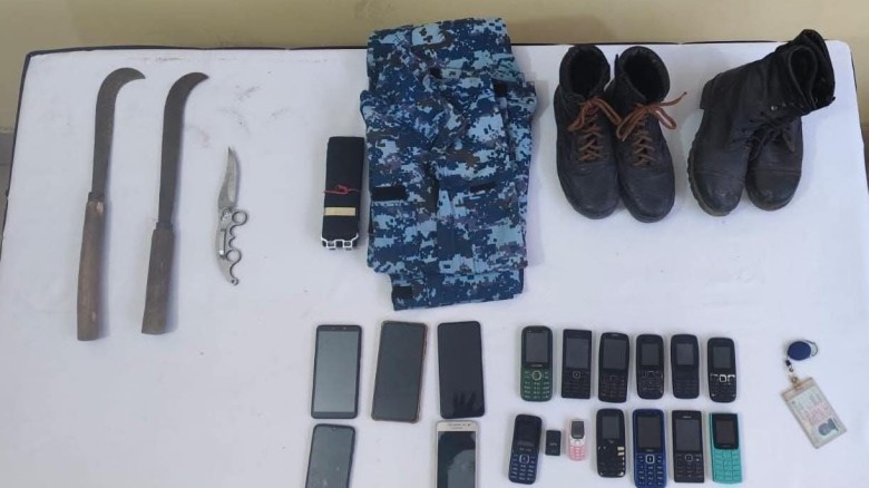 মৌলভীবাজারে বিমান বাহিনীর ইউনিফর্ম ও অস্ত্রসহ উদ্ধার ১৮ মোবাইল