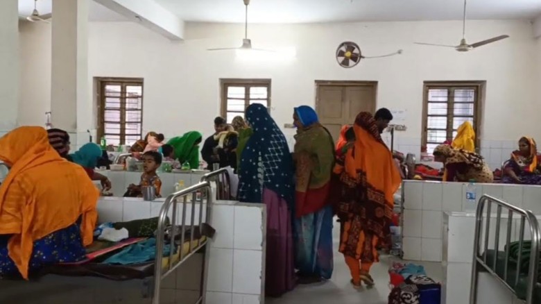 চুয়াডাঙ্গায় ডায়রিয়ার প্রকোপ: বেড না পেয়ে হাসপাতালের বারান্দায় রোগীরা