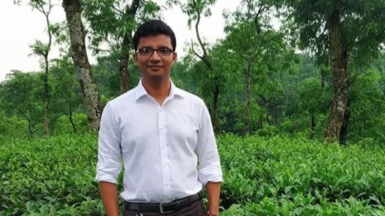 নওগাঁয় হাসপাতালের সামনে থেকে রাজস্ব কর্মকর্তার ক্ষতবিক্ষত মরদেহ উদ্ধার