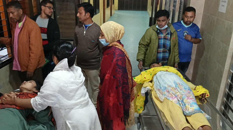 দিনাজপুরে চায়না কোম্পানিতে আতঙ্ক, অর্ধশত নারী শ্রমিক অসুস্থ