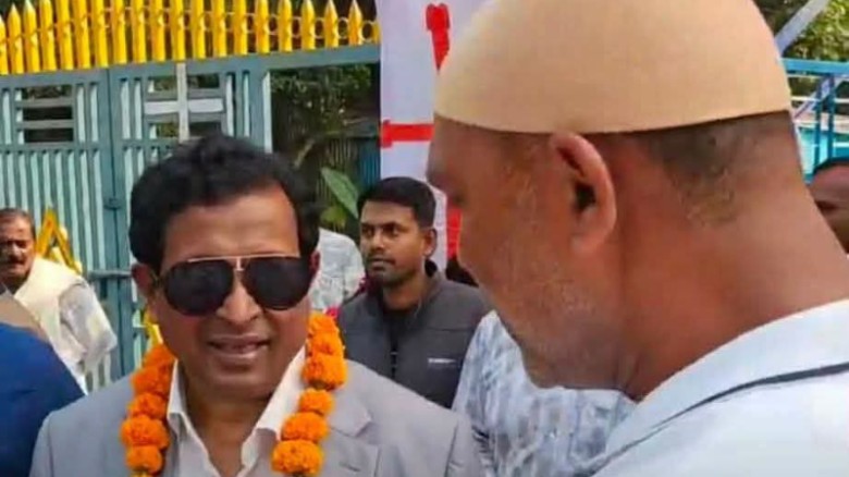 স্বতন্ত্র প্রার্থী সিরাজুল ইসলামের পক্ষে প্রচারণায় শেখ হাসিনার এপিএসের ভাই