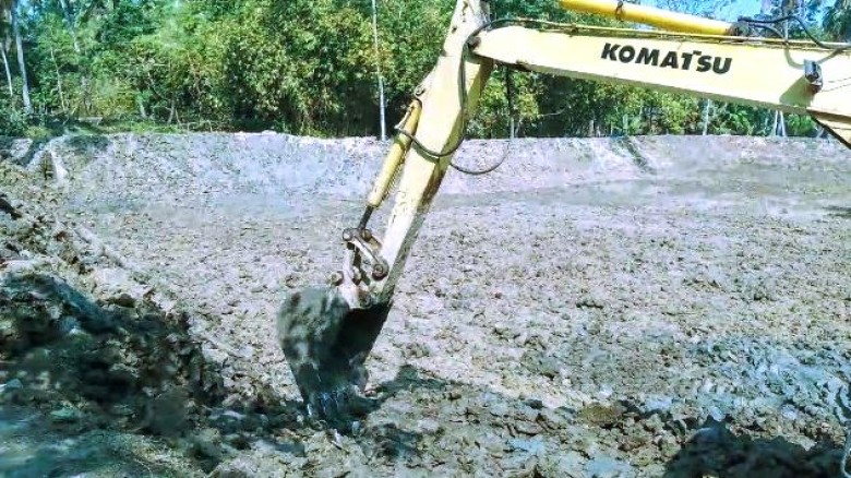 শর্ত ভেঙে মাটি কাটলেও নির্বিকার প্রশাসন, ক্ষতিগ্রস্ত সড়ক ও ফসলি জমি