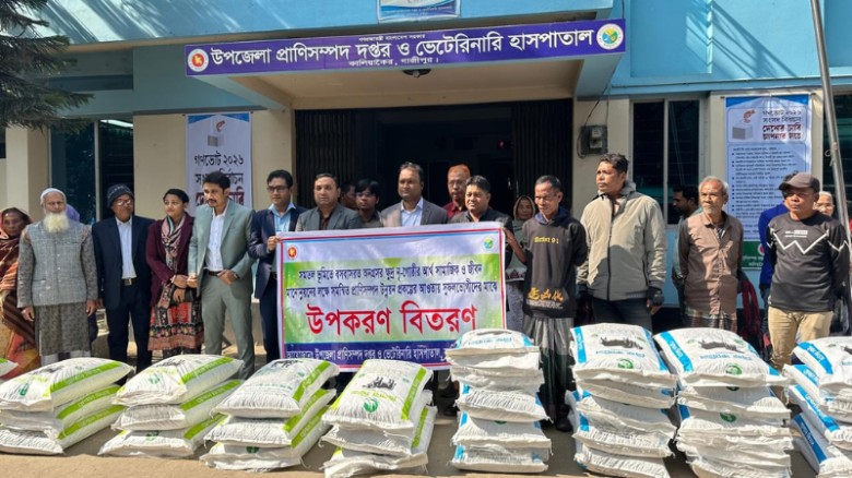 কালিয়াকৈরে ক্ষুদ্র নৃ-গোষ্ঠীর মাঝে গো-খাদ্য বিতরণ