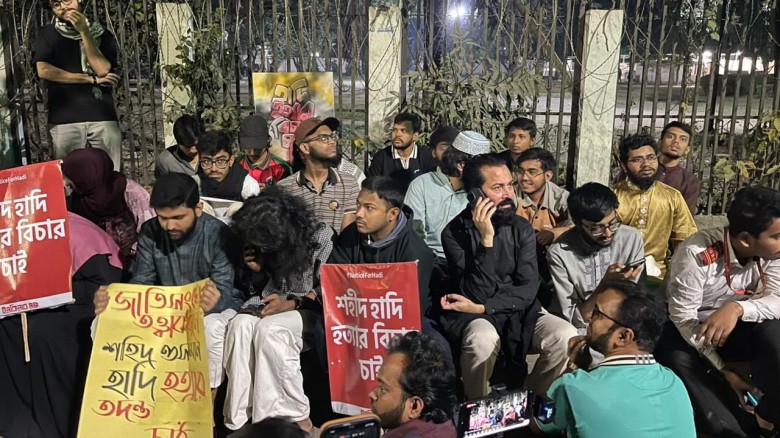 স্বামী হত্যার বিচার দাবিতে যমুনার সামনে হাদির স্ত্রী