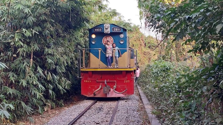 ৫ ঘণ্টা ধরে সিলেটের সঙ্গে সারাদেশের রেল যোগাযোগ বিচ্ছিন্ন