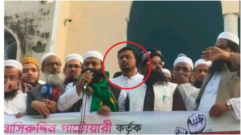 নাসীরুদ্দীন পাটওয়ারীর বিরুদ্ধে ডাকা বিক্ষোভে উপস্থিত তিনি নিজেই