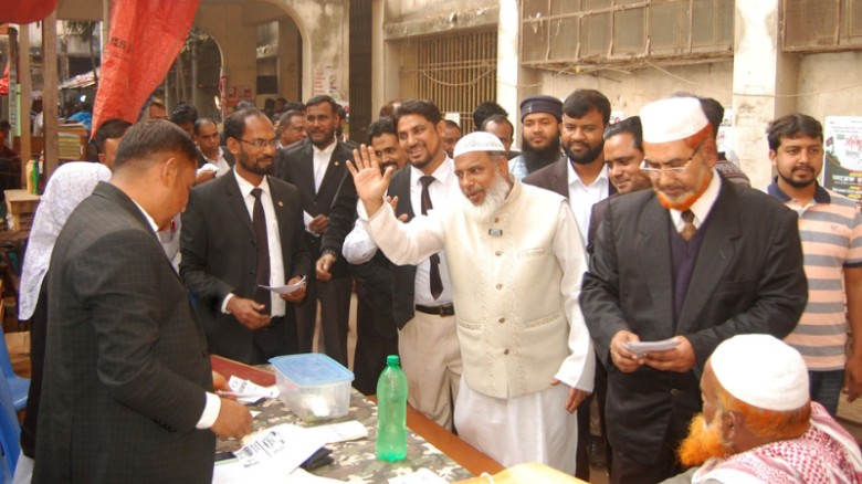 বগুড়া কোর্ট চত্বরে দাঁড়িপাল্লায় ভোট চাইলেন জামায়াত প্রার্থী সোহেল