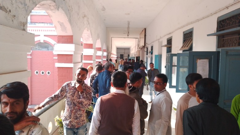 যশোর ডিসি অফিসে পর্যবেক্ষক কার্ড নিতে সাংবাদিকদের ভোগান্তি, ঘণ্টার পর ঘণ্টা অপেক্ষা