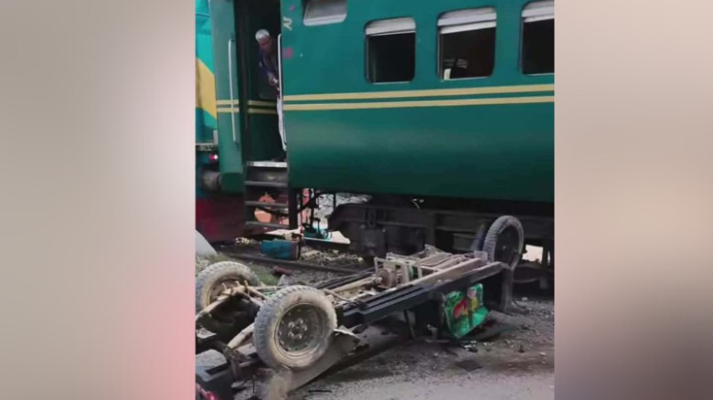 রাজশাহীতে রেললাইন দখল করে অবৈধ স্থাপনা: বাড়ছে ভয়াবহ দুর্ঘটনার ঝুঁকি