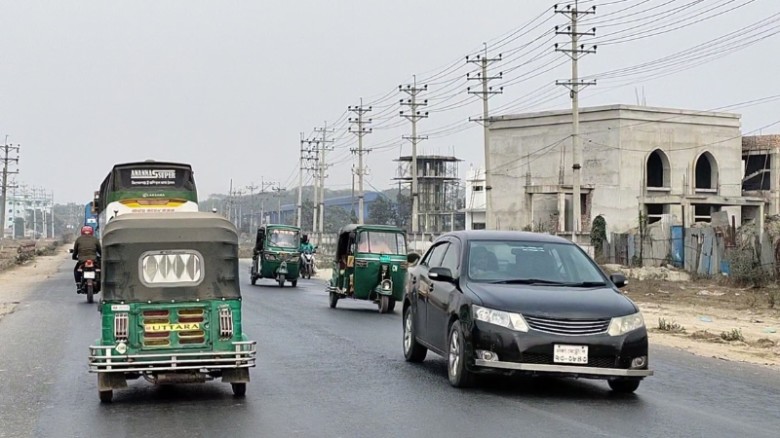 প্রশাসনের নাকের ডগায় ঢাকা-সিলেট মহাসড়ক দখলে নিয়েছে সিএনজি ও অটোরিকশা