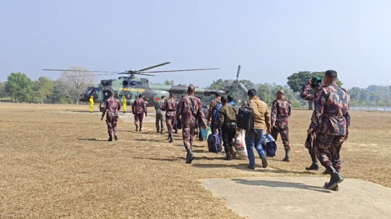 বাঘাইছড়ির দুর্গম অঞ্চলে হেলিকপ্টারে পৌঁছাচ্ছে নির্বাচনী সরঞ্জাম ও কর্মকর্তা