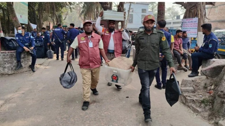 কড়া নিরাপত্তায় দিনাজপুর-৬ আসনের কেন্দ্রে কেন্দ্রে যাচ্ছে ভোটের সরঞ্জাম
