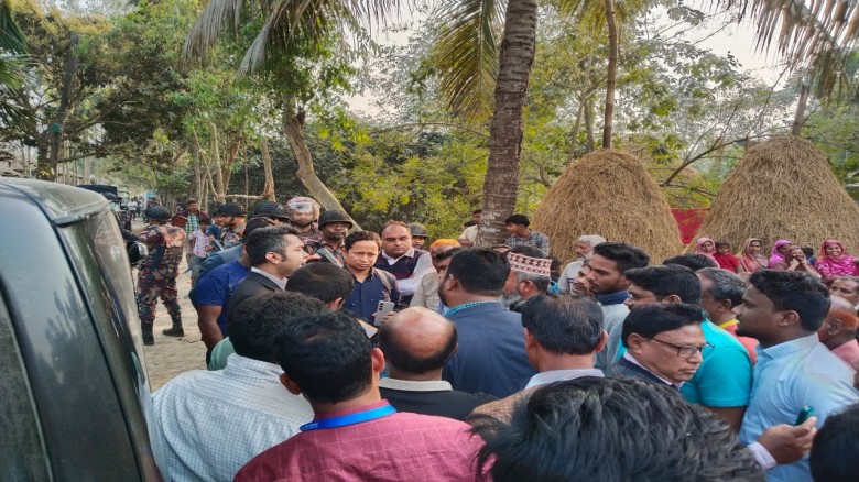 লালমনিরহাটে ভোট চাওয়ার সময় ধানের শীষের প্রার্থীর স্ত্রীর গাড়িকে জরিমানা