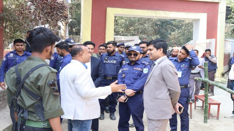 ফরিদপুরে ভোটকেন্দ্র পরিদর্শন করলেন ডিসি ও এসপি