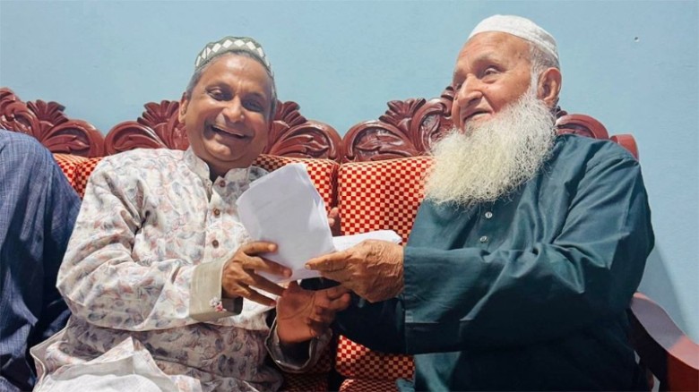 হেফাজত আমিরের দোয়া নিলেন বিজয়ী বিএনপি প্রার্থী সরওয়ার আলমগীর