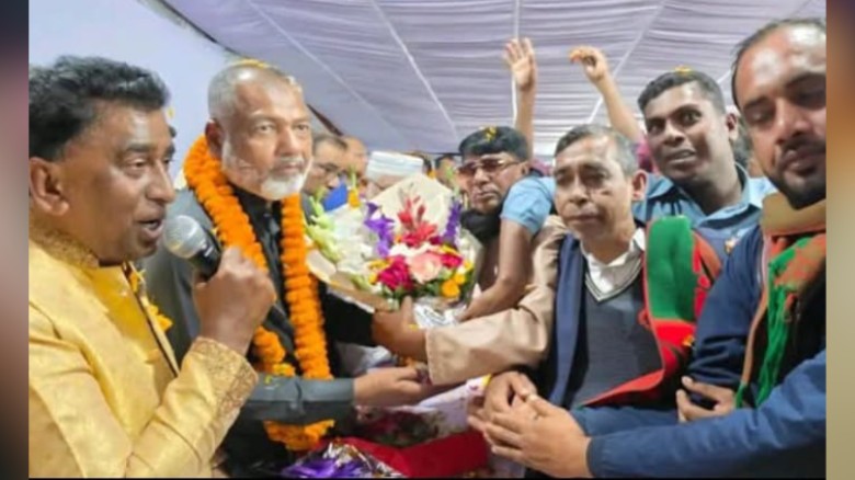 কলাবাড়ী ইউনিয়নের পক্ষ থেকে এস এম জিলানীকে ফুলেল শুভেচ্ছা ও অভিনন্দন