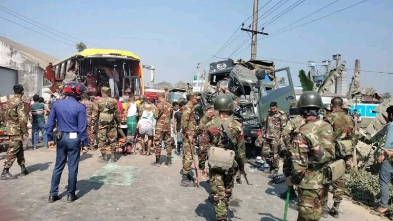 ফুলপুরে বাসের ধাক্কায় সেনাবাহিনীর গাড়ি দুমড়েমুচড়ে নিহত ২