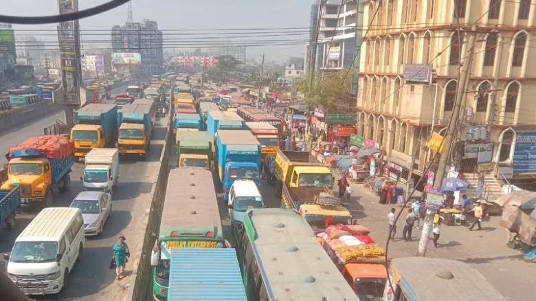 ছুটি শেষে ট্রাকের ঢল, ৩ মহাসড়কে অচলাবস্থায় ভোগান্তি চরমে