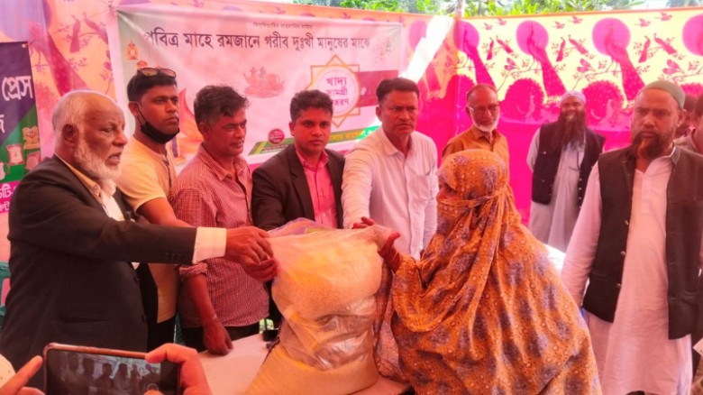 আলোর কাফেলা’র উদ্যোগে ২০০ অসহায় পরিবারের মাঝে রমজানের উপহার বিতরণ