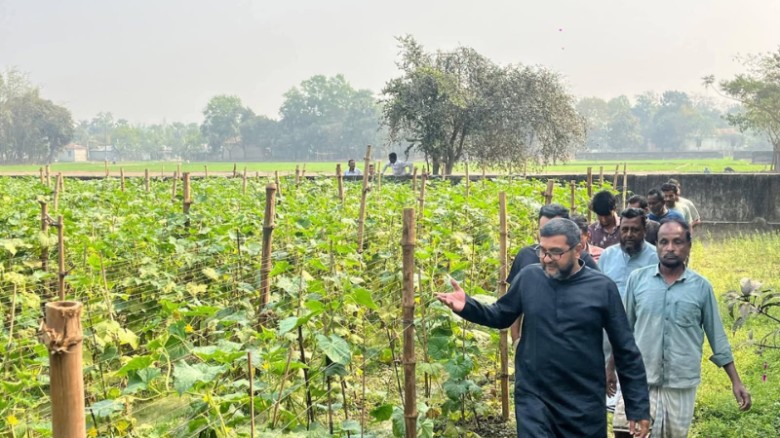 শ্রীপুরে ক্ষতিগ্রস্ত কৃষকের পাশে পৌর বিএনপির সদস্য সচিব বিল্লাল হোসেন বেপারী