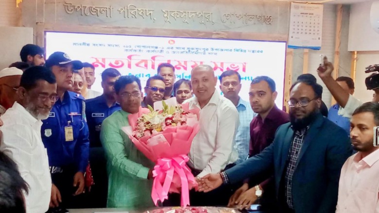 মুকসুদপুর উপজেলা প্রশাসনের পক্ষ থেকে এমপি সেলিমুজ্জামানকে ফুলেল শুভেচ্ছা