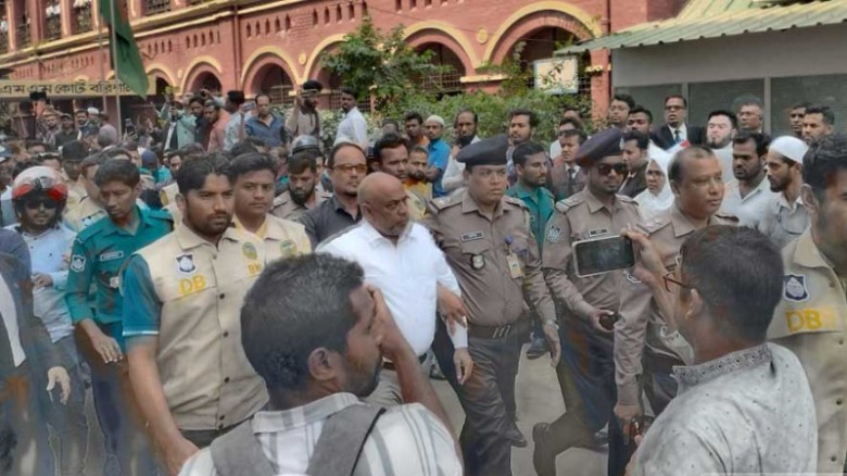 আদালতে হট্টগোল: বরিশালে আইনজীবী সমিতির সভাপতি গ্রেপ্তার