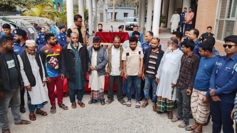 ফরিদপুরে আন্তঃজেলা ইজিবাইক চোরচক্রের ১২ সদস্য গ্রেপ্তার, ১৮টি গাড়ি উদ্ধার