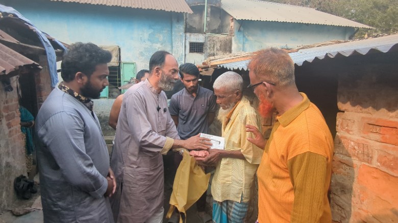ময়মনসিংহে অসচ্ছলদের দ্বারে দ্বারে হান্নান খানের খাদ্য ও চিকিৎসা সহায়তা