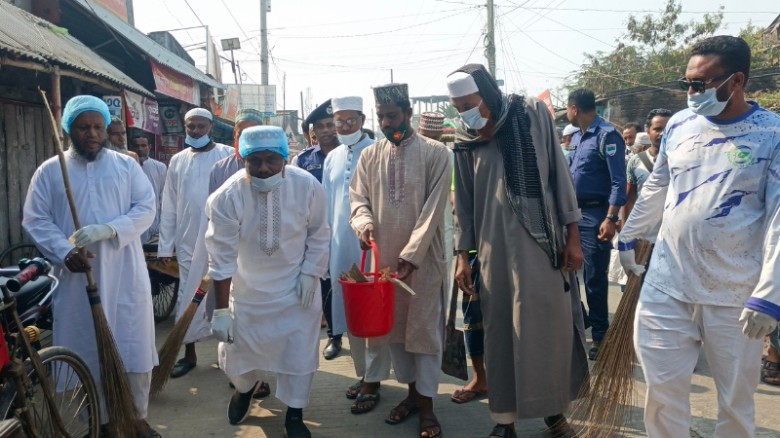নিজ হাতে ঝাড়ু নিয়ে কয়রা পরিষ্কারে নামলেন এমপি আবুল কালাম আজাদ