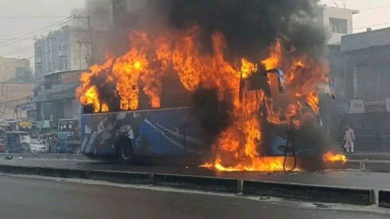 গাজীপুরে মোটরসাইকেলের সঙ্গে সংঘর্ষে বাসে আগুন