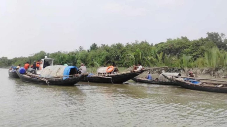 ১২ দিনেও মেলেনি অপহৃত ২০ জেলের খোঁজ, চরম অনিশ্চয়তায় পরিবার
